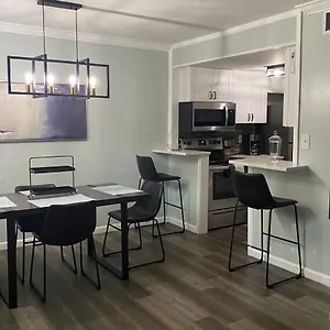 hhi-homes-newly-renovated-cozy-modern-pet-friendly.top-hotels-in-savannah.com/